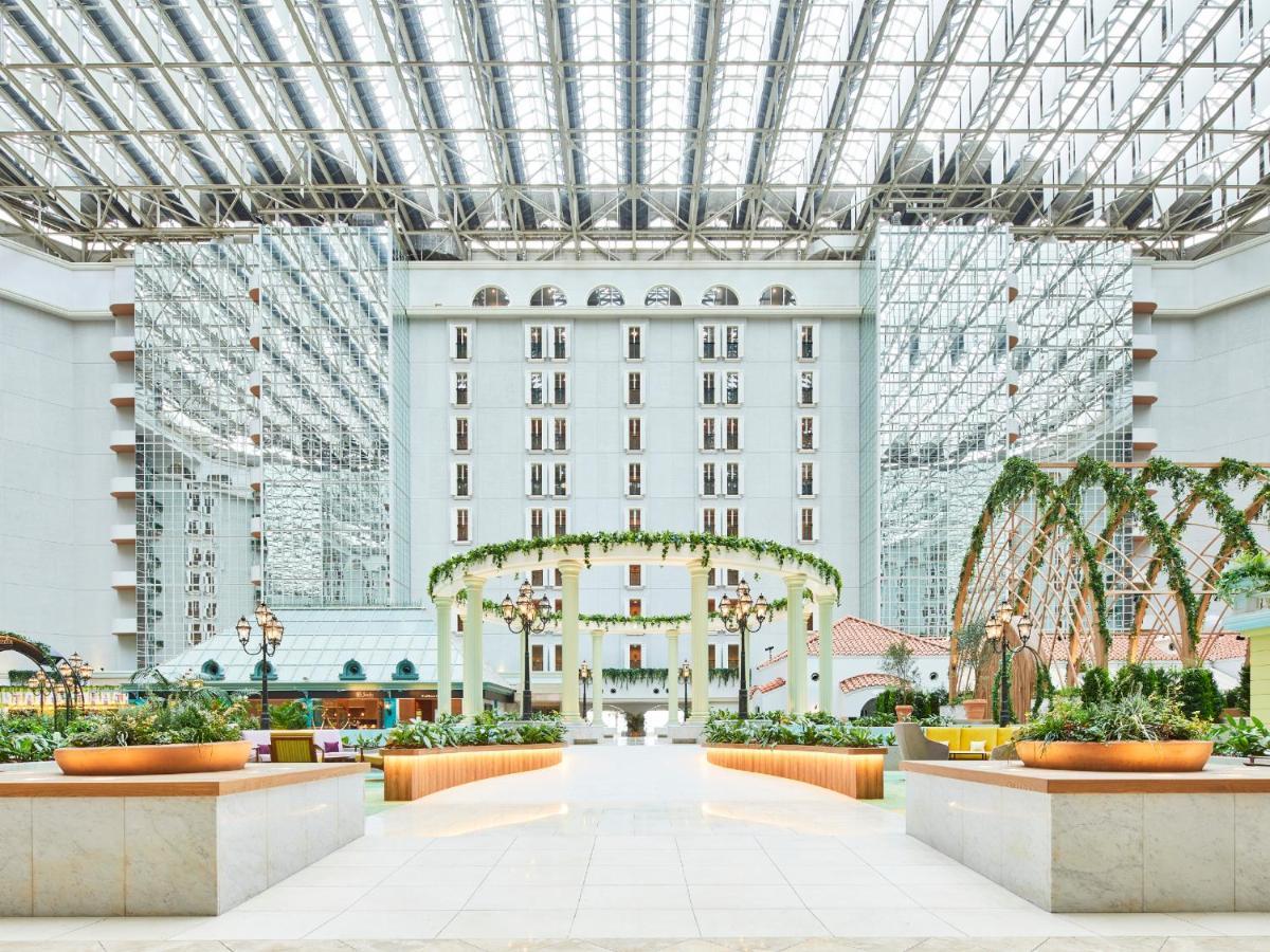 Grand Nikko Tokyo Bay Maihama Otel Urayasu Dış mekan fotoğraf The photo shows a spacious atrium or indoor area of a building, likely a hotel or resort. The architecture features large glass panels overhead, allowing for natural light to flood the space. There are elegant decorative elements, such as arches ador